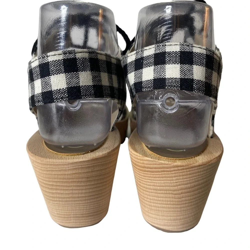 Sedette Canvas Wedge Sandals. Size 8